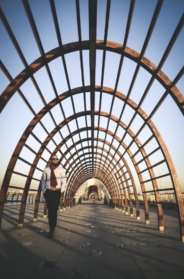 Steel arch walkway structure